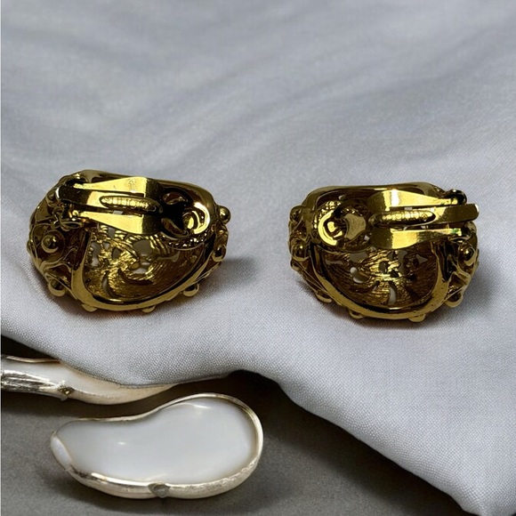 Vintage St John Gold Plated Openwork Clip Earrings 1-1/4” - Picture 7 of 10